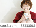 A girl with a mug 6668608