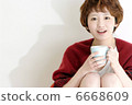A girl with a mug 6668609