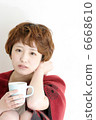 A girl with a mug 6668610