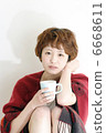 A girl with a mug 6668611