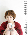 A girl with a mug 6668612