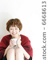 A girl with a mug 6668613