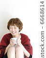 A girl with a mug 6668614