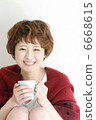 A girl with a mug 6668615