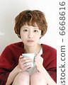 A girl with a mug 6668616