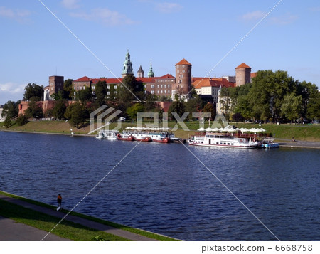 World Heritage Sites in Poland The Vistula River and Wawel Castle in the Historic District of Krakow 6668758