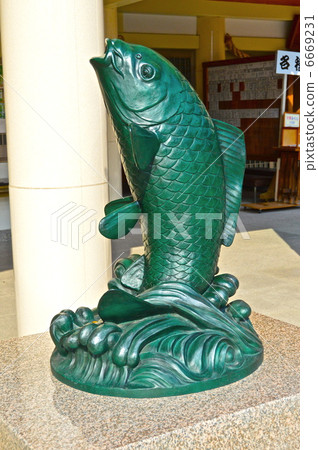 "Statue of a carp (shochiku)" on the right side of the main shrine of the Hiroshima Kokoku shrine (Hiroshima Castle Park Park / Hiroshima-shi Naka-ku) 6669231