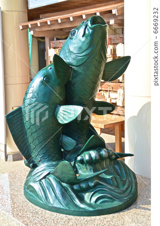 "Statue of twin carp (southern)" on the left side of the main shrine of the Hiroshima Kokoku shrine "(Hiroshima Castle Park Park / Hiroshima-shi Naka-ku) 6669232