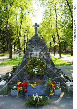 在受害者的紀念碑在維爾紐斯的克格勃博物館旁邊 6677650