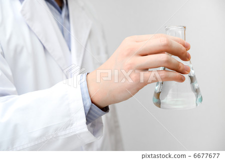 男性與白色外套和錐形瓶 6677677