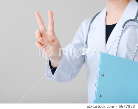 一位穿著白色西裝的女士 一位穿著白色西裝的女士 6677858