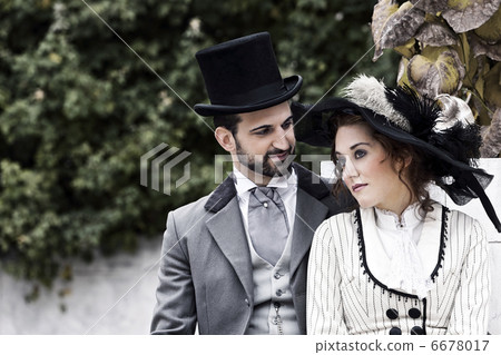 Old-fashioned dressed couple in the park 6678017