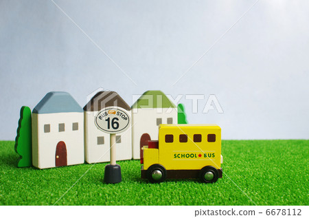 Home and law on the lawn 6678112