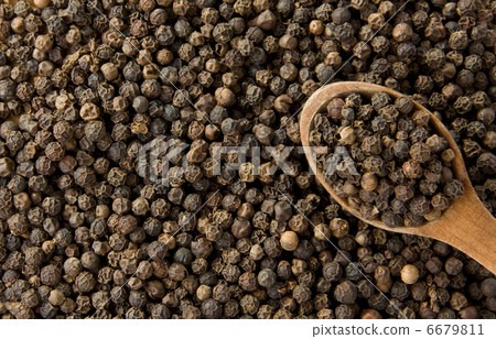 pepper on wooden spoon 6679811