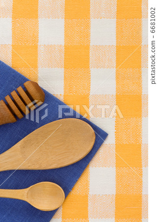 wood utensils at table napkins 6681002
