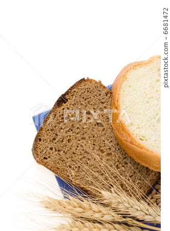 sliced bread and ears of wheat 6681472