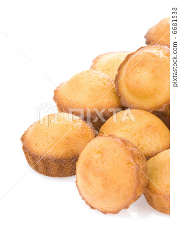 muffin cakes isolated on white 6681538