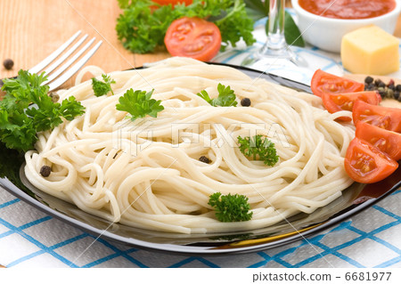 spaghetti pasta food and vegetables 6681977