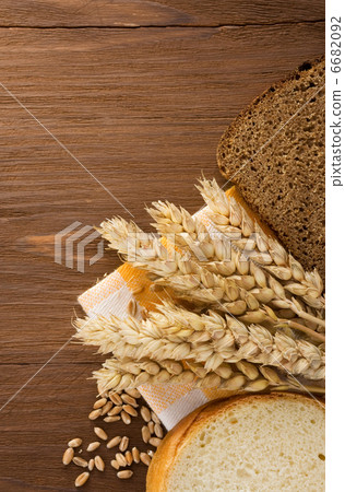 sliced bread and ears of wheat 6682092