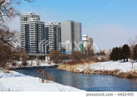冬天在北上河和盛岡站周圍的市區 冬天在北上河和盛岡站周圍的市區 6682405