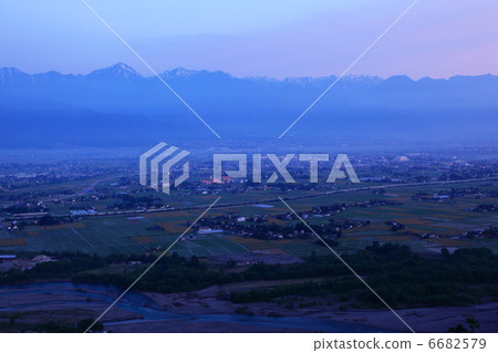 黎明時分的Azumino和北阿爾卑斯山 6682579