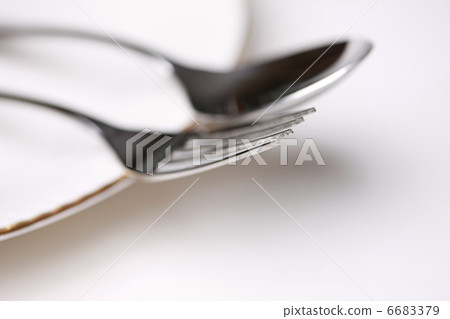 Spoon and fork on the plate Spoon and fork on the plate 6683379
