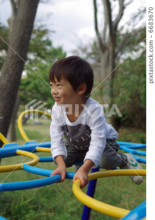 孩子們玩玩具 孩子們玩玩具 6683670