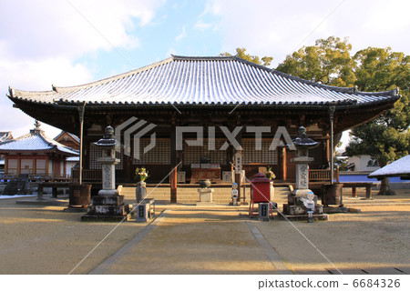 Winter Shikoku Buddha No. 70 Buddhist temple "main shrine" The main hall where the snow remains 6684326