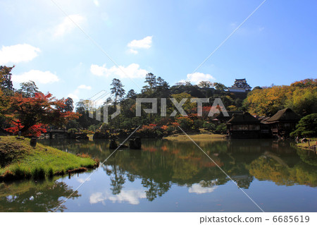 Hikone castle of autumn leaves and mirrors Hikone castle of autumn leaves and mirrors 6685619