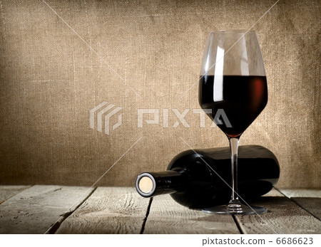 Black bottle and red wine 6686623