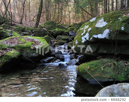 山間溪流 6688292
