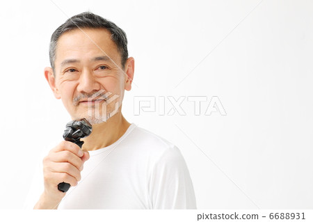 男士使用電動剃須刀 6688931