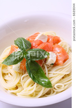 Salmon pasta 6689044