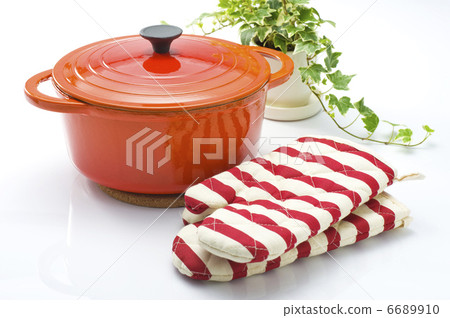 Pot and pot holders 6689910