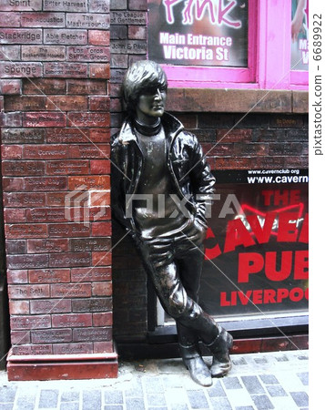 John Lennon statue of Matthew Street John Lennon statue of Matthew Street 6689922