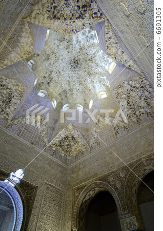 在Alhambra Palace Avenuesraes之間 在Alhambra Palace Avenuesraes之間 6691305