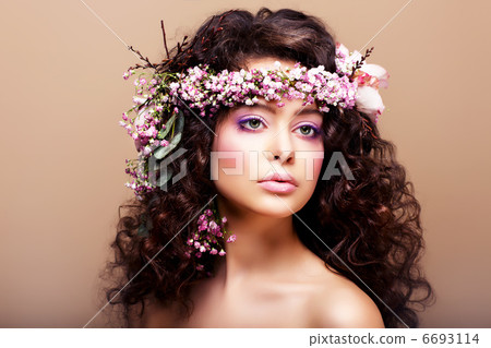 Luxuriant. Femininity. Fashion Model with Classic Wreath of Flowers Luxuriant. Femininity. Fashion Model with Classic Wreath of Flowers 6693114