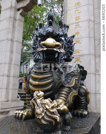 Dragon statue of Hwang Daeshu (Hong Kong) 6693203