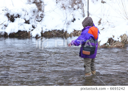山間溪流垂釣 6693242