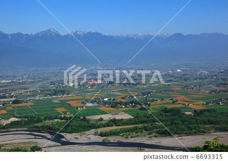 Azumino在初夏和北阿爾卑斯山 6693315