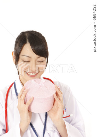 慶祝從醫院的女性醫生/護士放電 慶祝從醫院的女性醫生/護士放電 6694252