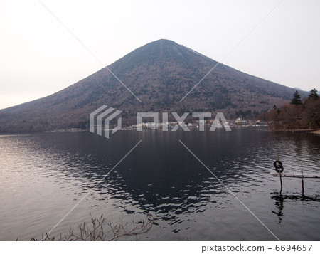 一座山在湖上反映出來 一座山在湖上反映出來 6694657