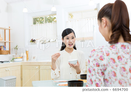 Women in the meal Women in the meal 6694700