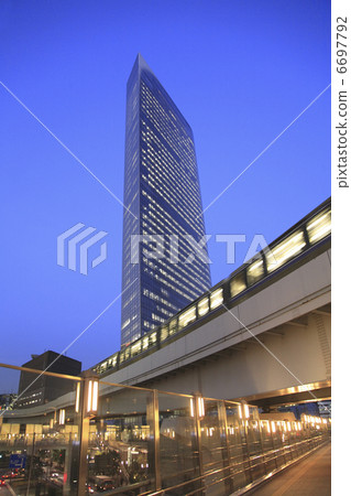 摩天大樓的夜景 6697792