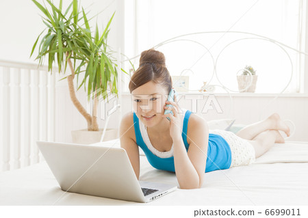 觀看計算機的一位小姐 觀看計算機的一位小姐 6699011