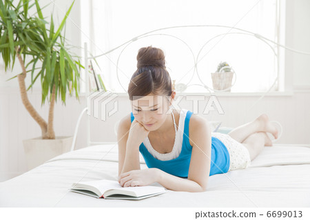 讀一本書的年輕女子 6699013