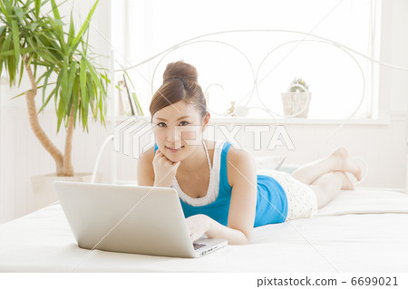 觀看計算機的一位小姐 6699021