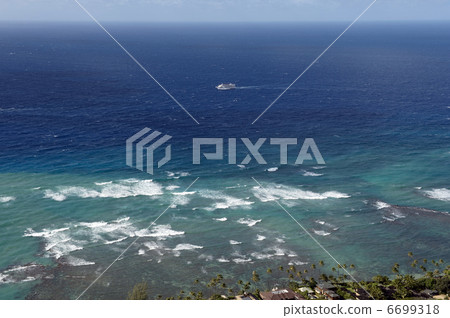 The Pacific Ocean from the top of the diamond head in Hawaii 6699318