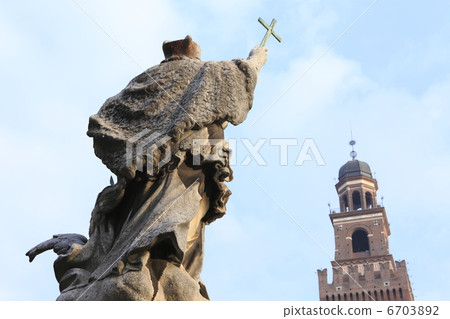 Sforzesco城堡和雕像 6703892