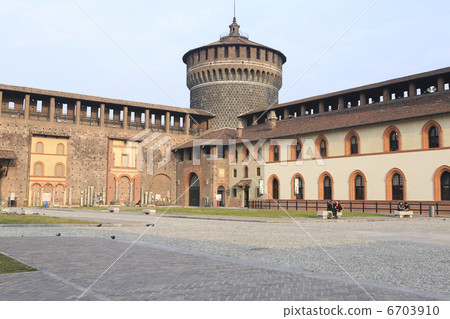 Sforzesco Castle Courtyard 6703910